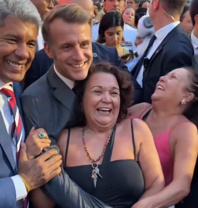 Macron é tietado por mulheres no Pelourinho e vídeo vira sucesso internacional; assista