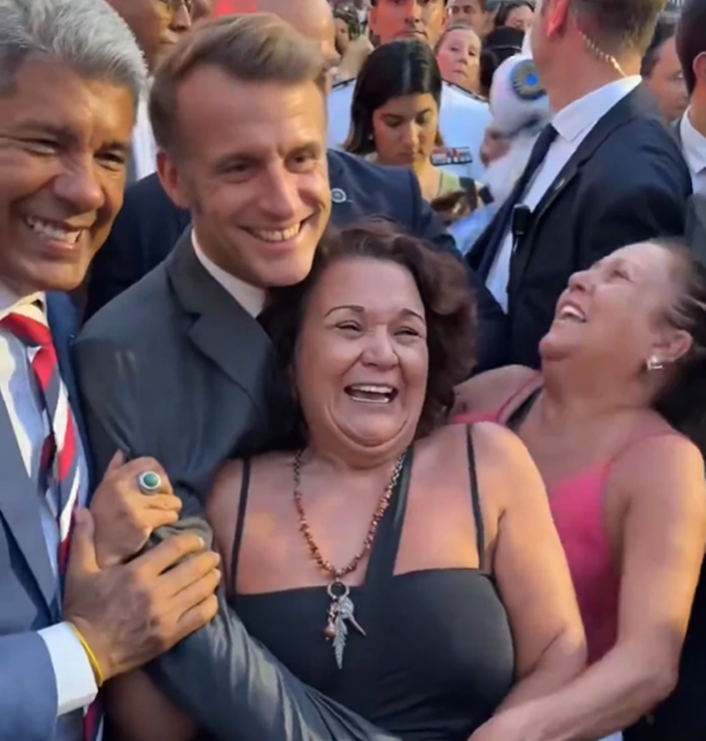 Macron é tietado por mulheres no Pelourinho e vídeo vira sucesso internacional; assista