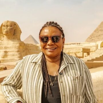 Ê faraó! Margareth Menezes visita as Pirâmides de Gizé, no Egito