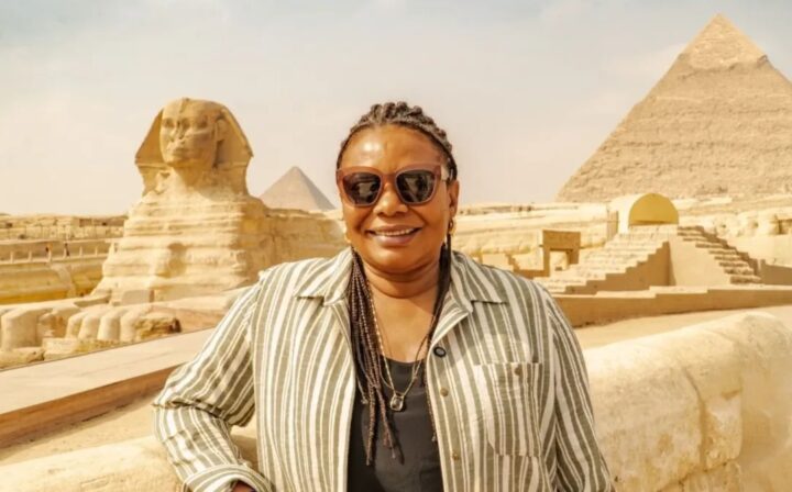 Ê faraó! Margareth Menezes visita as Pirâmides de Gizé, no Egito