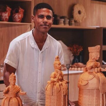 Artista de Maragogipinho ganha destaque ao ter escultura entregue a Maria Bethânia