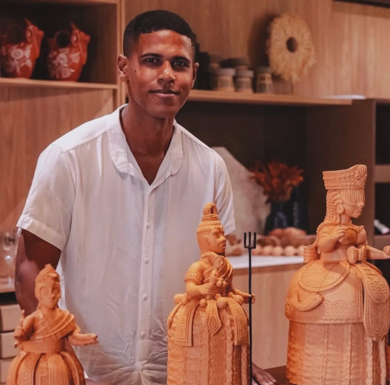 Artista de Maragogipinho ganha destaque ao ter escultura entregue a Maria Bethânia