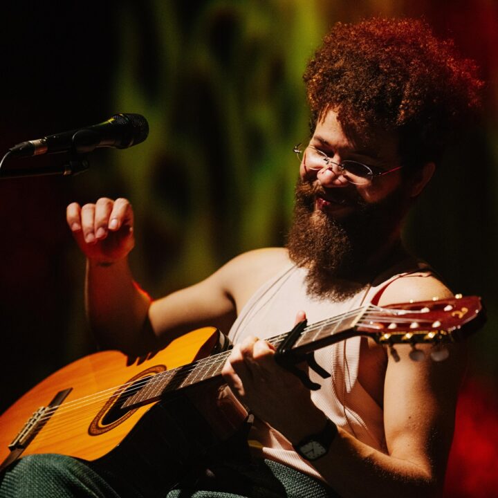 Cantor Martins retorna a Salvador para show acústico na Casa Rosa