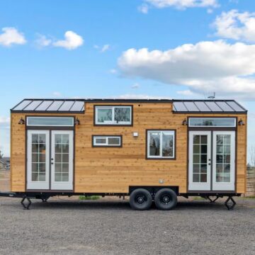 Minicasa de 26 m² tem mezanino e até banheira; veja fotos