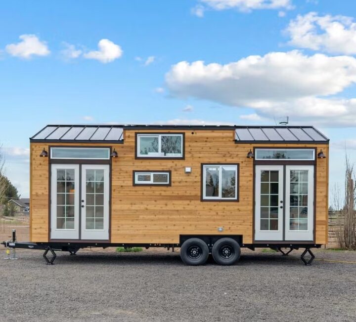 Minicasa de 26 m² tem mezanino e até banheira; veja fotos