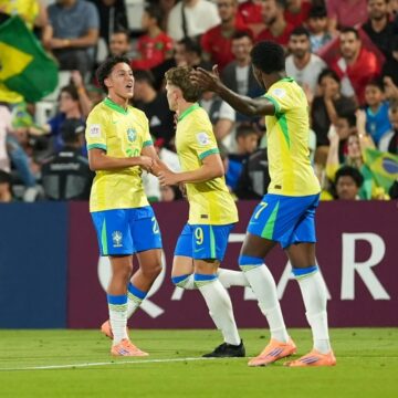 Brasil marca no último minuto e garante vaga na semi do Mundial Sub-17