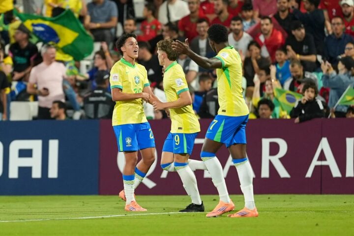Brasil marca no último minuto e garante vaga na semi do Mundial Sub-17