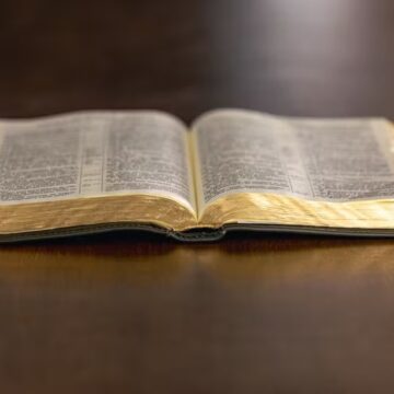 Prefeitura de Salvador inclui leitura da Bíblia como material paradidático em escolas