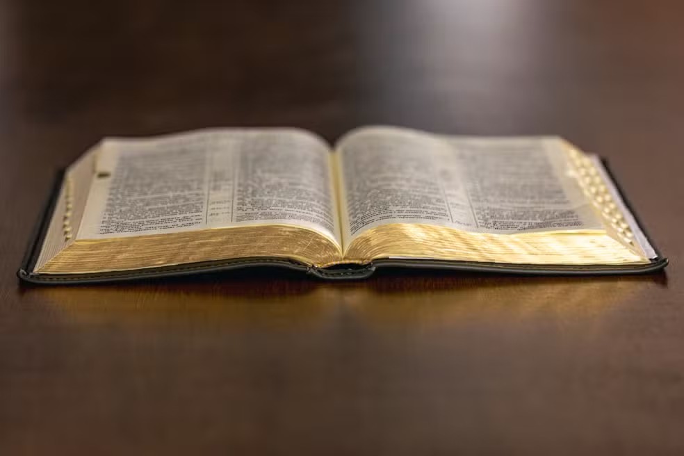 Prefeitura de Salvador inclui leitura da Bíblia como material paradidático em escolas