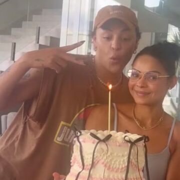 Pabllo Vittar celebra aniversário com irmã gêmea em festa íntima