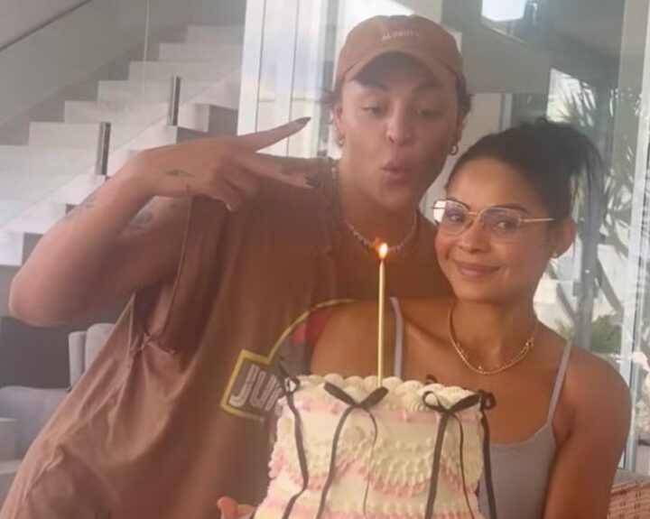 Pabllo Vittar celebra aniversário com irmã gêmea em festa íntima