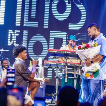 Cantor da banda Filhos de Jorge é pedido em casamento durante show em Salvador