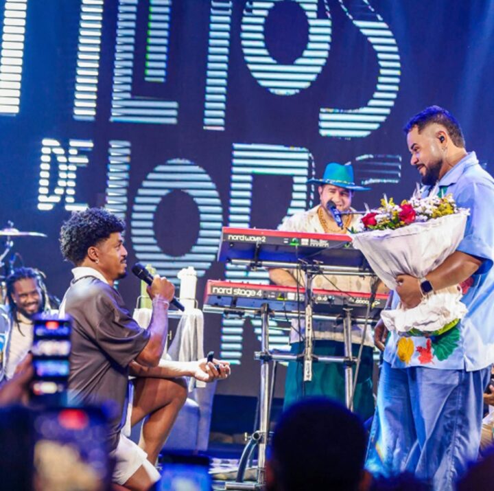 Cantor da banda Filhos de Jorge é pedido em casamento durante show em Salvador