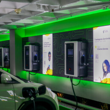 Projeto prevê que shoppings ofereçam até 10% de vagas com pontos de recarga para carros elétricos e híbridos na Bahia
