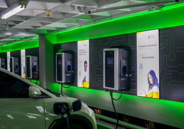 Projeto prevê que shoppings ofereçam até 10% de vagas com pontos de recarga para carros elétricos e híbridos na Bahia