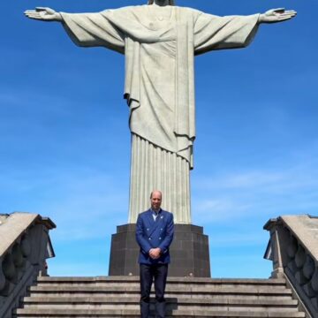 Príncipe William visita o Cristo Redentor e se encontra com finalistas do Prêmio Earthshot no Rio