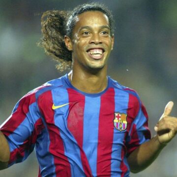 ‘Bruxaria’ de Ronaldinho é homenageada em nova camisa do Barcelona; veja fotos