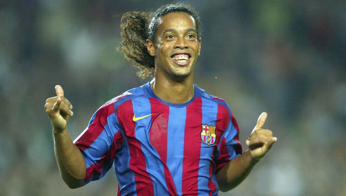 ‘Bruxaria’ de Ronaldinho é homenageada em nova camisa do Barcelona; veja fotos