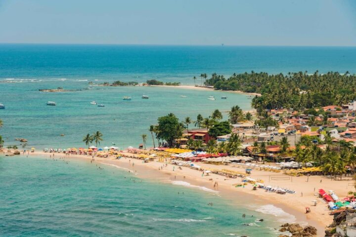 Festival de música e ampliação de voos antecipam verão em Morro de São Paulo