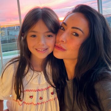 Sabrina Sato compartilha registros em família e semelhança com a filha impressiona: “Está ficando a minha cara”