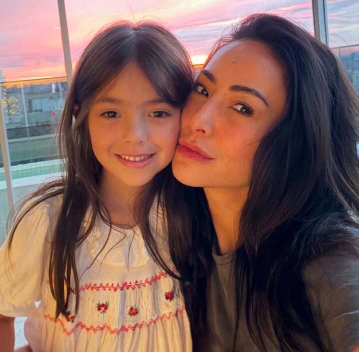 Sabrina Sato compartilha registros em família e semelhança com a filha impressiona: “Está ficando a minha cara”