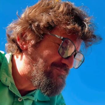 Saulo Fernandes desabafa sobre luto após morte da mãe: ‘Tenho nadado no vazio’