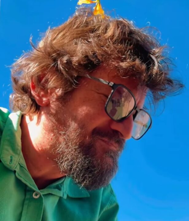 Saulo Fernandes desabafa sobre luto após morte da mãe: ‘Tenho nadado no vazio’