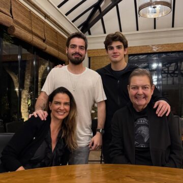 Faustão surge sorridente em registro raro ao lado da família; veja