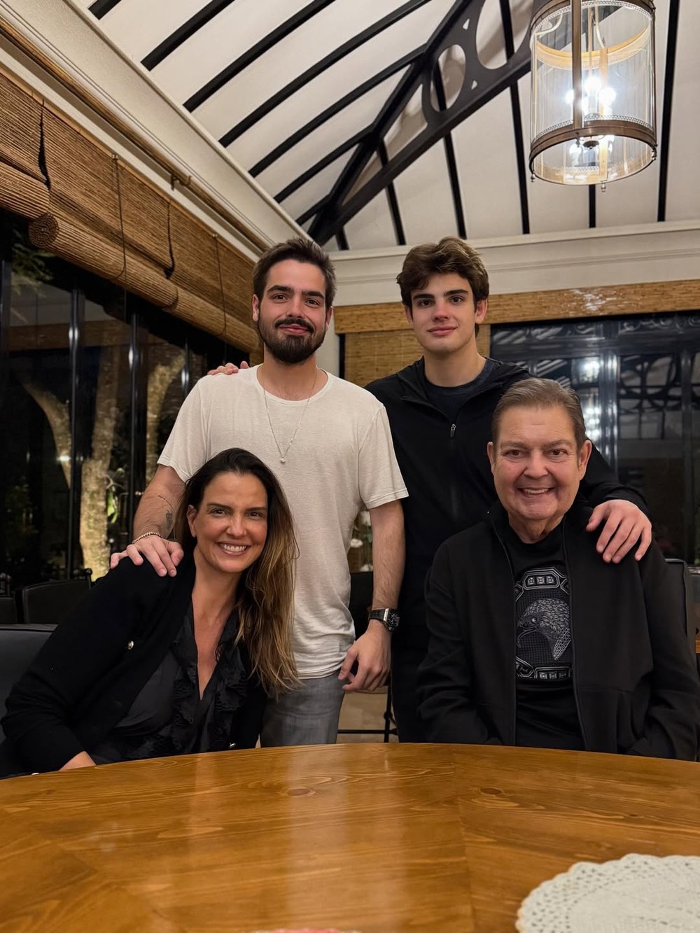 Faustão surge sorridente em registro raro ao lado da família; veja