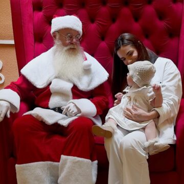 Jade Magalhães mostra primeiro encontro da filha, Serena, com o papai noel