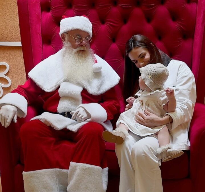 Jade Magalhães mostra primeiro encontro da filha, Serena, com o papai noel