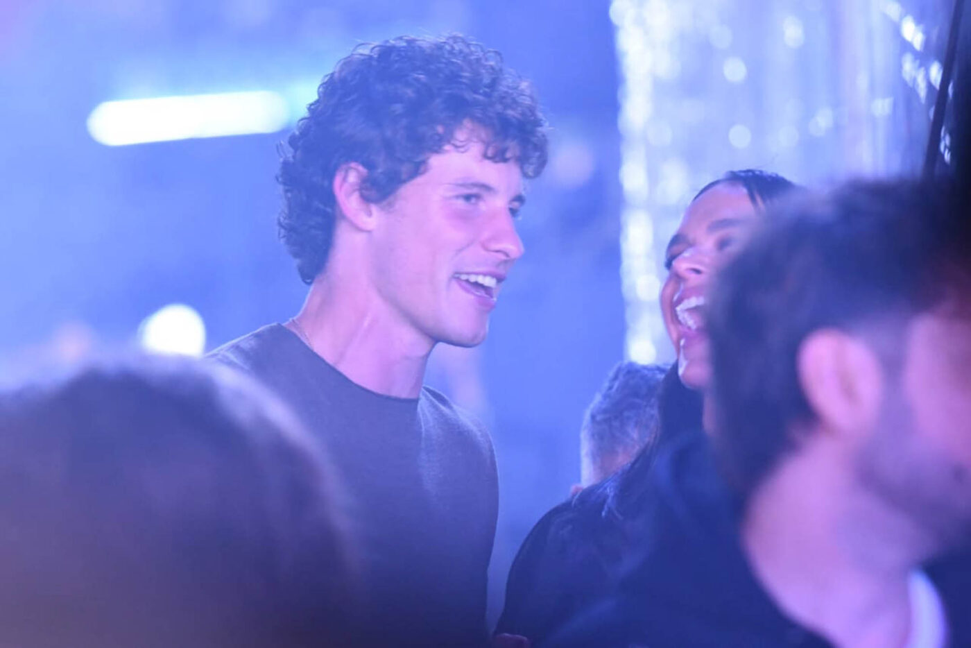 Samba, pastel e after com famosos: Shawn Mendes tem final de semana badalado no Brasil