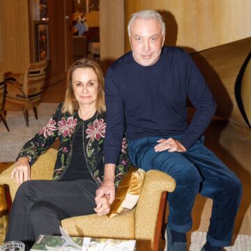Sig Bergamin e Murilo Lomas recebem Georgina Brandolini em jantar intimista em São Paulo