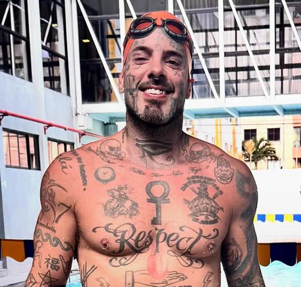 Após perder 20 kg, Tico Santa Cruz exibe nova forma física e empolga fãs: ‘Que homem’