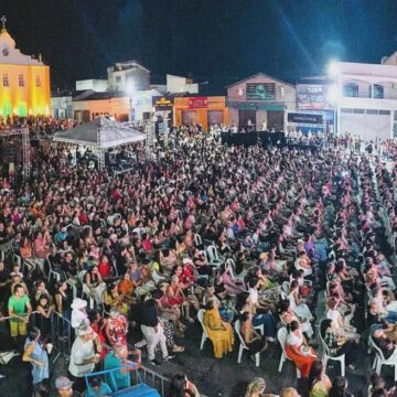 Após mais de 80 anos, Othon Bastos retorna à cidade natal na Bahia e lota praça pública com espetáculo