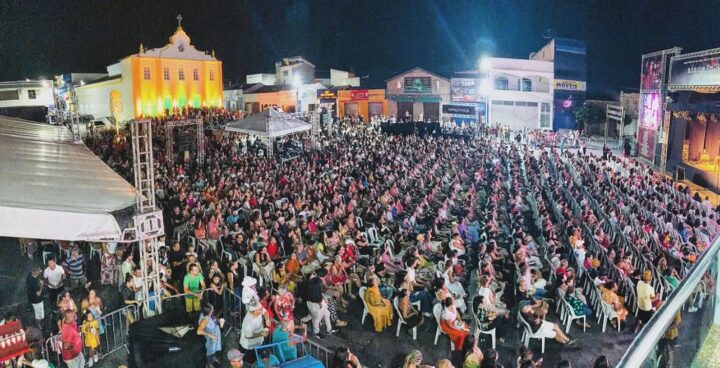 Após mais de 80 anos, Othon Bastos retorna à cidade natal na Bahia e lota praça pública com espetáculo