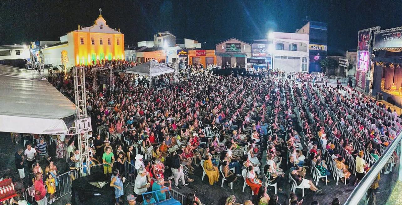 Após mais de 80 anos, Othon Bastos retorna à cidade natal na Bahia e lota praça pública com espetáculo
