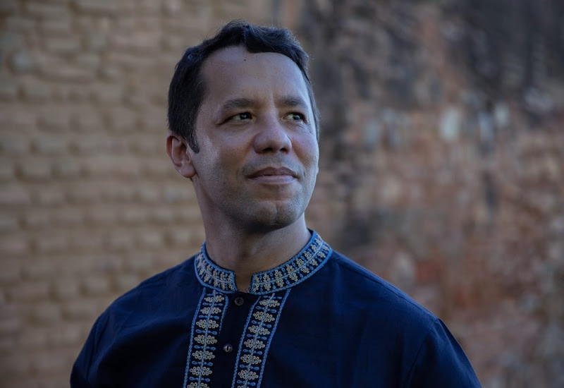 “Precisamos de mudança mais radical”, diz Itamar Vieira Jr. sobre manifesto de escritores contra o uso de plástico