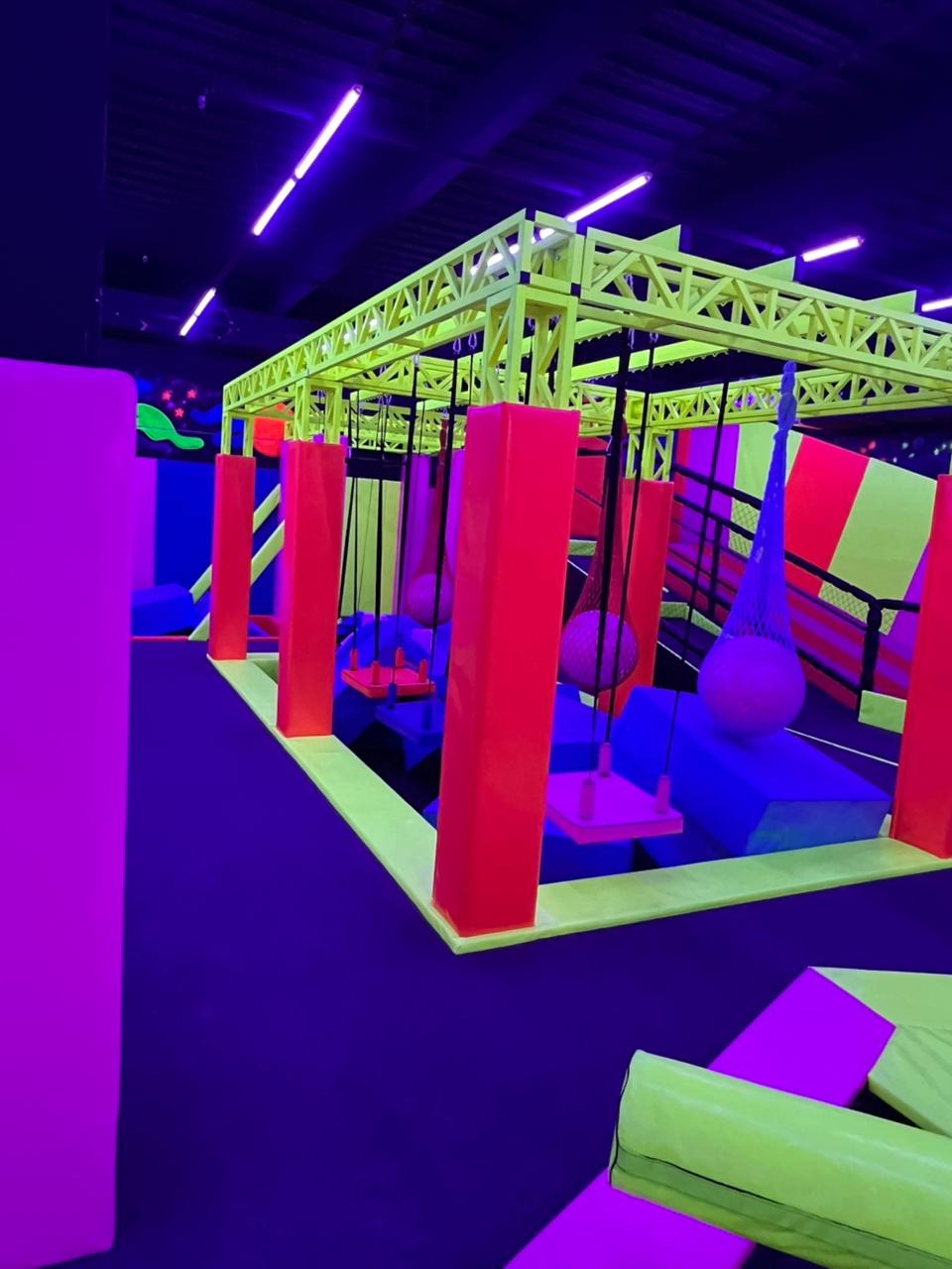 Maior parque de trampolim da Bahia é inaugurado em shopping de Salvador; veja como funciona