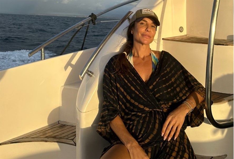 Ivete Sangalo curte passeio de lancha em Salvador e brinca: ‘Moro onde todo mundo passa férias’