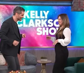 Wagner Moura mostra “molho baiano” e coloca Kelly Clarkson para sambar em talk show nos EUA; veja vídeo