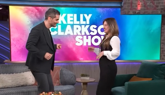 Wagner Moura mostra “molho baiano” e coloca Kelly Clarkson para sambar em talk show nos EUA; veja vídeo