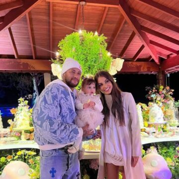 Filha de Neymar esbanja fofura ao usar look personalizado; veja