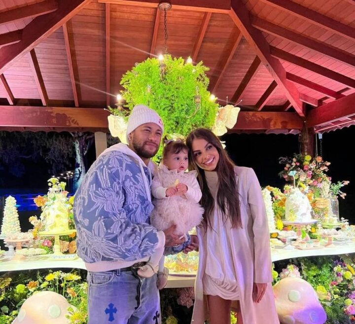 Filha de Neymar esbanja fofura ao usar look personalizado; veja