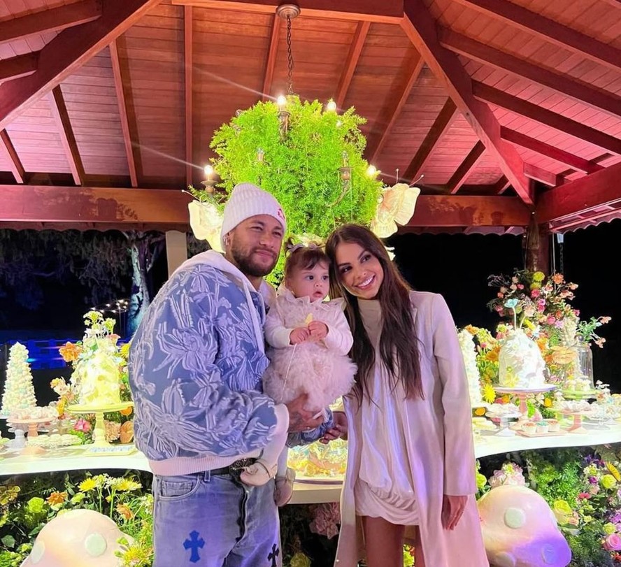 Filha de Neymar esbanja fofura ao usar look personalizado; veja