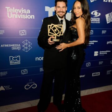 Nicolas Prattes conquista ‘Oscar da TV Latina’ e se declara para Sabrina Sato: “Me segurou nos momentos mais difíceis”