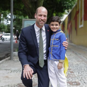 Príncipe William posa com mini fã vestido de ‘príncipe’ em Belém