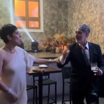 William Bonner dança “Evidências” em festa de despedida do “Jornal Nacional”; veja vídeo