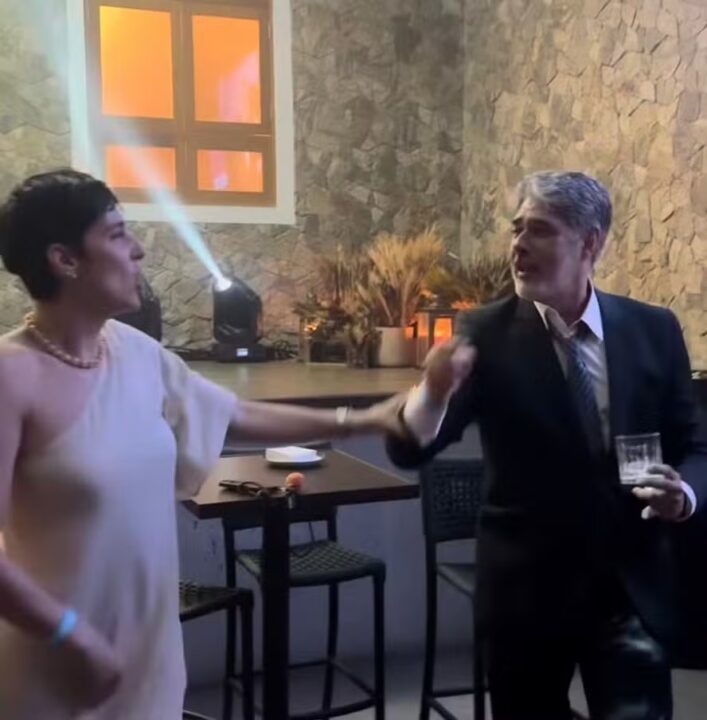 William Bonner dança “Evidências” em festa de despedida do “Jornal Nacional”; veja vídeo