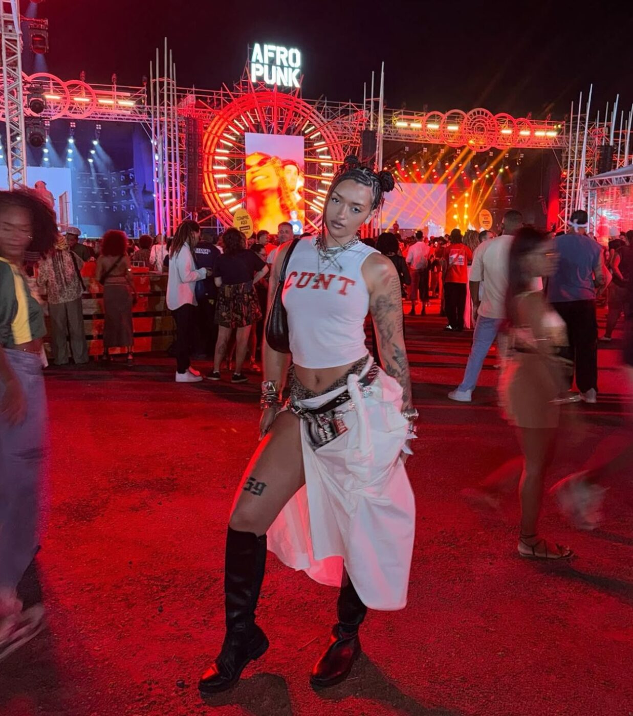 De regata e fenda, filha de Xanddy e Carla Perez faz aparição rara durante festa em Salvador